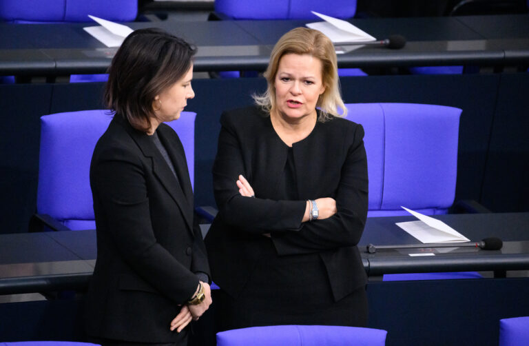 ARCHIV - 27.01.2023, Berlin: Annalena Baerbock (l, Bündnis 90/Die Grünen), Außenministerin, und Nancy Faeser (SPD), Bundesministerin für Inneres und Heimat, unterhalten sich vor Beginn der Gedenkstunde für die Opfer des Nationalsozialismus im Deutschen Bundestag. Baerbock und Faeser wollen am 21. Februar in der südosttürkischen Erdbebenregion weitere Hilfsgüter übergeben und sich ein Bild von der Lage der Menschen machen. Foto: Bernd von Jutrczenka/dpa +++ dpa-Bildfunk +++ (KEYSTONE/DPA/Bernd von Jutrczenka)