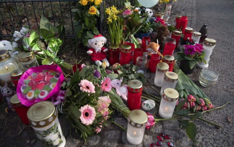 23.02.2023, Berlin: Blumen, Kerzen und Kuscheltiere haben Unbekannte am Bürgerpark Pankow abgelegt. In dem Park hatte eine Passantin zwischen Strächern die vermisste fünfjährige Anissa schwer verletzt gefunden. Trotz Reanimation verstarb das Kind. Zwei Tage nach dem gewaltsamen Tod des Kindes bleibt das Motiv für die Tat unklar. Verdächtigt wird ein 19 Jahre alter Babysitter, der laut Ermittlern ein Freund der Familie ist. Foto: Paul Zinken/dpa +++ dpa-Bildfunk +++ (KEYSTONE/DPA/Paul Zinken)