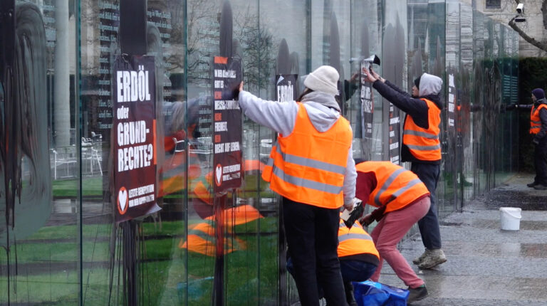 04.03.2023, Berlin: Klimaaktivisten der 