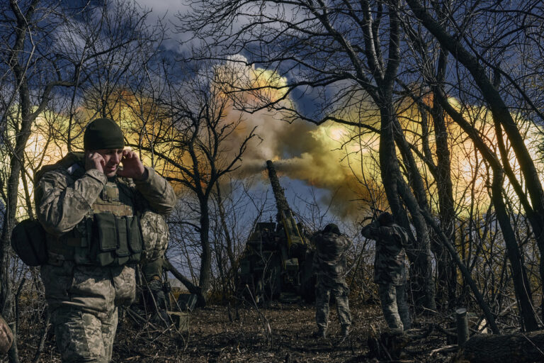 Ukrainian soldiers fire a self-propelled howitzer towards Russian positions near Bakhmut, Donetsk region, Ukraine, Sunday, March 5, 2023. (KEYSTONE/AP Photo/Libkos)