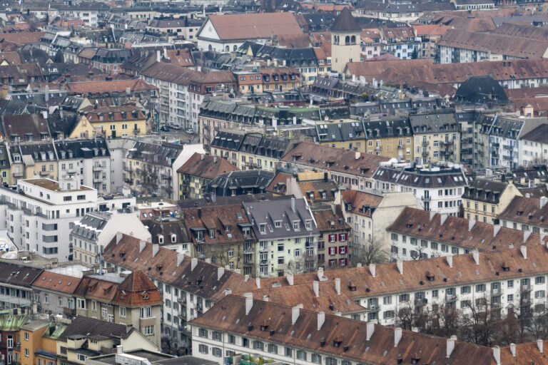 Mehrfamilienhaeuser in der Stadt Zuerich, aufgenommen am Montag, 6. Maerz 2023. Die Wohnungen in Züuerich sind knapp, die Leerstandsquote in der Stadt betraegt 0,07 Prozent. (KEYSTONE/Ennio Leanza)