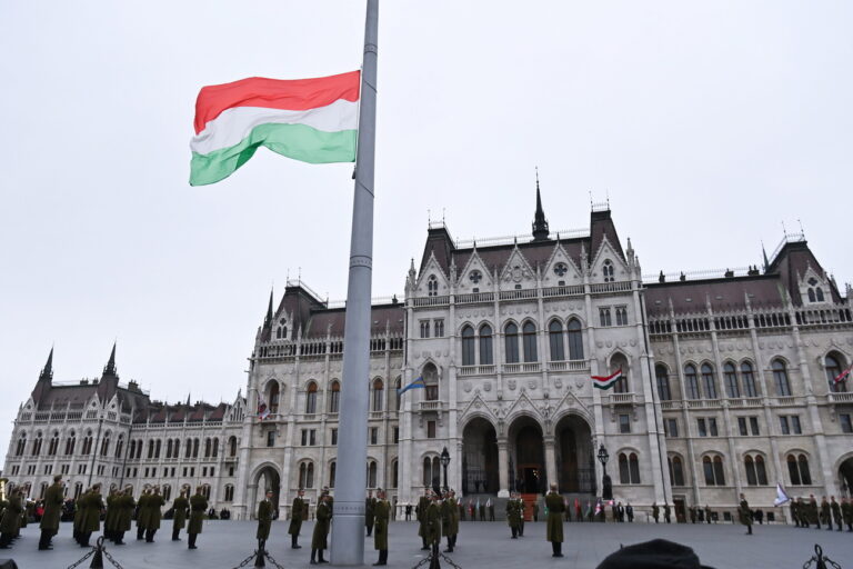epa10523695 Honor guards hoist the Hungarian flag during a flag-raising ceremony to commemorate the 175th anniversary of the outbreak of the 1848 revolution and war of independence against Habsburg rule in front of the House of Parliament in Budapest, Hungary, 15 March 2023. EPA/Noemi Bruzak HUNGARY OUT