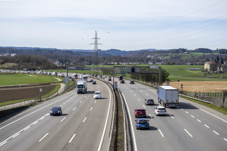 Sicht auf die A1 Autobahn im Grauholz, am Donnerstag, 16. Maerz 2023, in Bern. Der Kanton Bern diskutiert ueber einen Ausbau des Abschnittes im Grauholz auf acht Spuren. (KEYSTONE/Peter Schneider)