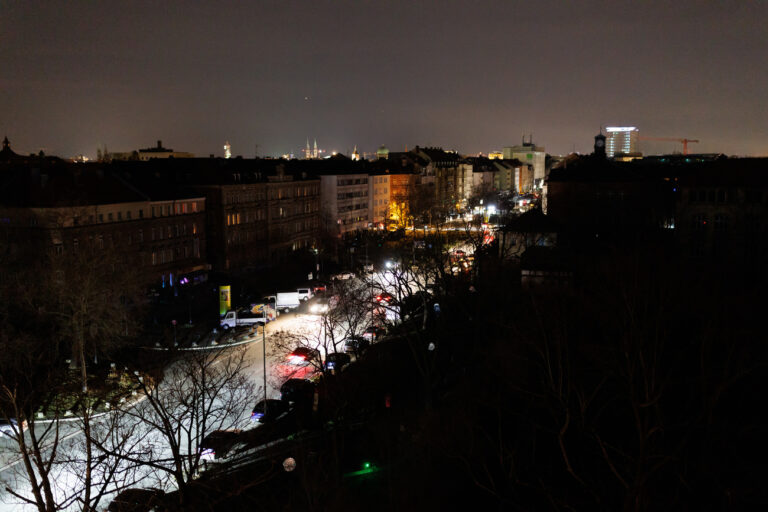 16.03.2023, Bayern, Nürnberg: Im Stadtteil Gostenhof ist am Abend der Strom ausgefallen. Nach Angaben des örtlichen Energieversogers waren mehrere Stadtteile Nürnbergs von dem Ausfall betroffen. Foto: Daniel Karmann/dpa +++ dpa-Bildfunk +++ (KEYSTONE/DPA/Daniel Karmann)