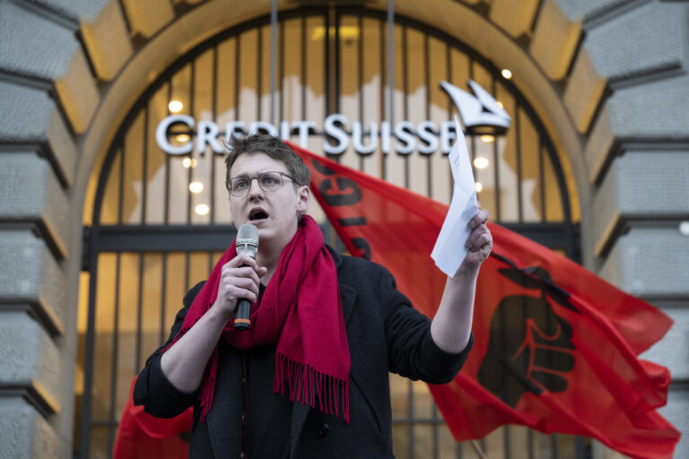 Nicola Siegrist, Juso Praesident, spricht an einer Demonstration auf dem Paradeplatz anlaesslich der CS-Uebernahme durch die UBS, aufgenommen am Montag, 20 Maerz 2023 in Zuerich. (KEYSTONE/Ennio Leanza)