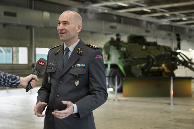 Der Chef der Armee, Korpskommandant Thomas Suessli, im Interview vor einem Piranha IV bei der Praesentation der Armeebotschaft 2023, am Donnerstag, 23. Maerz 2023 auf dem Waffenplatz in Thun. (KEYSTONE/Anthony Anex)