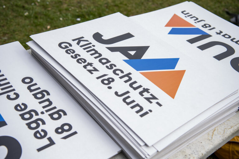 Das Logo und Plakat der Kampagne anlaesslich der Lancierung der Ja-Kampagne zum Klima-Gesetz vom Donnerstag 23. Maerz 2023 in Flueeli-Ranft im Kanton Obwalden, ueber welches die Schweizer Bevoelkerung im Juni 2023 abstimmen wird. (KEYSTONE/Urs Flueeler).