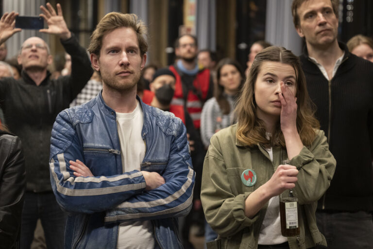 26.03.2023, Berlin: Luisa Neubauer (r), Fridays for Future, und Louis Klamroth, TV-Journalist und Schauspieler, stehen bei der Wahlparty des Bündnisses 