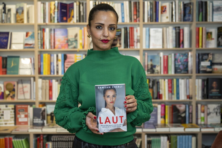 PRODUKTION - 22.03.2023, Berlin: Sawsan Chebli (SPD) steht mit ihrem Buch «Laut» in einer Buchhandlung. Die Berliner SPD-Politikerin Chebli wünscht sich mehr Zivilcourage im Kampf gegen Hasskommentare im Netz. (zu dpa: «SPD-Politikerin Chebli für mehr Zivilcourage im Netz») Foto: Christophe Gateau/dpa +++ dpa-Bildfunk +++ (KEYSTONE/DPA/Christophe Gateau)