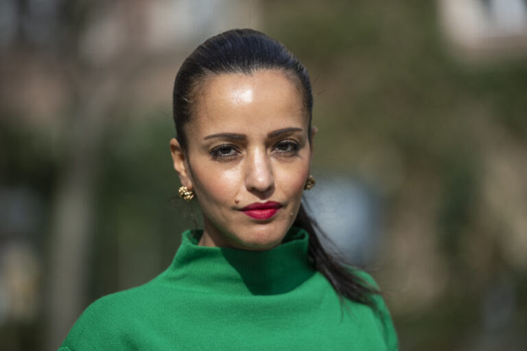 PRODUKTION - 22.03.2023, Berlin: Sawsan Chebli (SPD) steht in einem Garten. Die Berliner SPD-Politikerin Chebli wünscht sich mehr Zivilcourage im Kampf gegen Hasskommentare im Netz. (zu dpa: «SPD-Politikerin Chebli für mehr Zivilcourage im Netz») Foto: Christophe Gateau/dpa +++ dpa-Bildfunk +++ (KEYSTONE/DPA/Christophe Gateau)