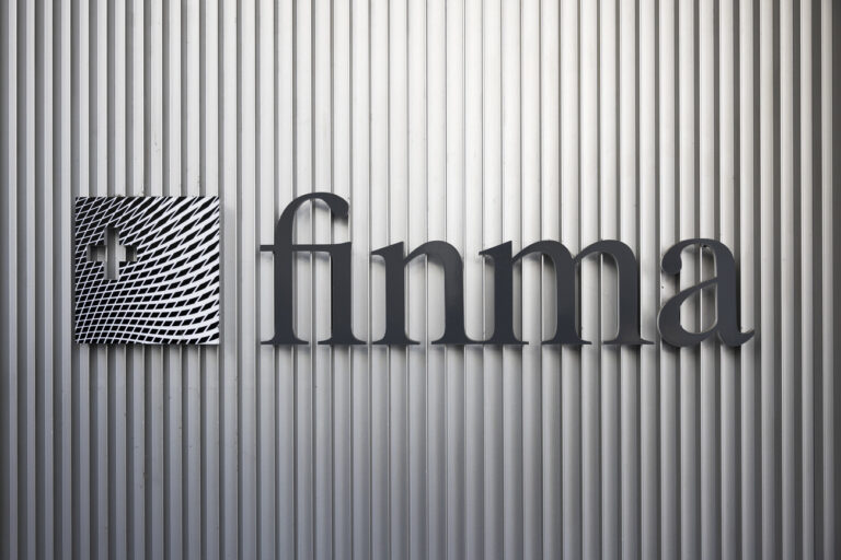 Das Logo der FINMA beim Sitz der Eidgenoessischen Finanzmarktaufsicht, am Mittwoch, 5. April 2023 in Bern. (KEYSTONE/Peter Klaunzer)