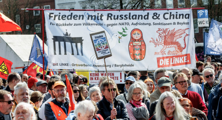 10.04.2023, Hamburg: Teilnehmer des Hamburger Ostermarschs halten ein Transparent mit der Aufschrift 