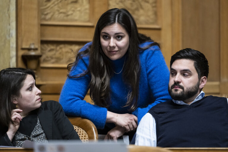 Das SP Kopraesidium, Cedric Wermuth, AG, rechts, und Mattea Meyer, ZH, links, diskutiert mit Parteikollegin Samira Marti, BL, an der ausserordentlichen Session der Eidgenoessischen Raete, am Dienstag, 11. April 2023 im Nationalrat in Bern. Die ausserordentliche Session wurde einberufen, um ueber die Finanzbeschluesse des Bundesrats zur Rettung der Grossbank Credit Suisse CS und deren Uebernahme durch die UBS zu debattieren. (KEYSTONE/Alessandro della Valle)