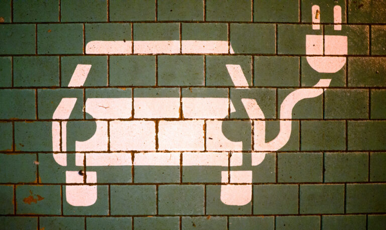 ARCHIV - 10.01.2023, Niedersachsen, Laatzen: ILLUSTRATION - Ein Symbol markiert einen Parkplatz mit einer öffentlichen Ladesäule für Elektroautos an einem Einkaufszentrum. (zu dpa: «Onlinedaten: Schwache Aussichten für Elektroautos») Foto: Julian Stratenschulte/dpa +++ dpa-Bildfunk +++ (KEYSTONE/DPA/Julian Stratenschulte)