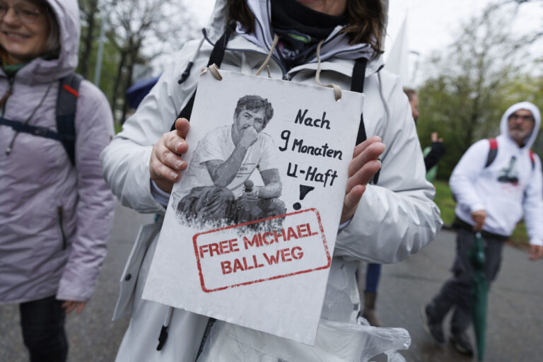 16.04.2023, Baden-Württemberg, Stuttgart: Eine Demonstrantin hält ein Schild 
