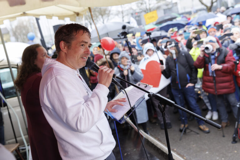 16.04.2023, Baden-Württemberg, Stuttgart: Michael Ballweg hält auf einer Bühne vor der JVA Stuttgart-Stammheim eine Rede. In Stammheim findet eine Demonstration unter dem Titel «Freude- und Friedensfest mit Michael Ballweg» statt. Ballweg, der Gründer der sogenannten Querdenken-Bewegung saß bis vor kurzem in der JVA Stammheim in Untersuchungshaft. Foto: Julian Rettig/dpa +++ dpa-Bildfunk +++ (KEYSTONE/DPA/Julian Rettig)