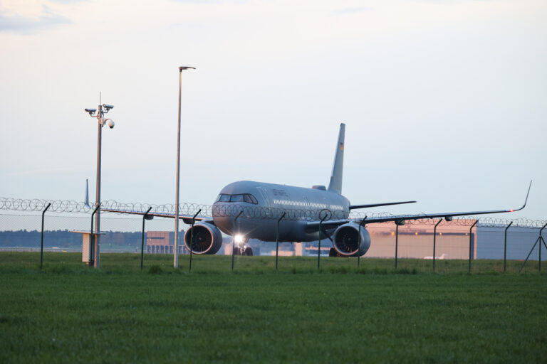 Heute landete in Berlin ein Flugzeug mit 155 Afghanen