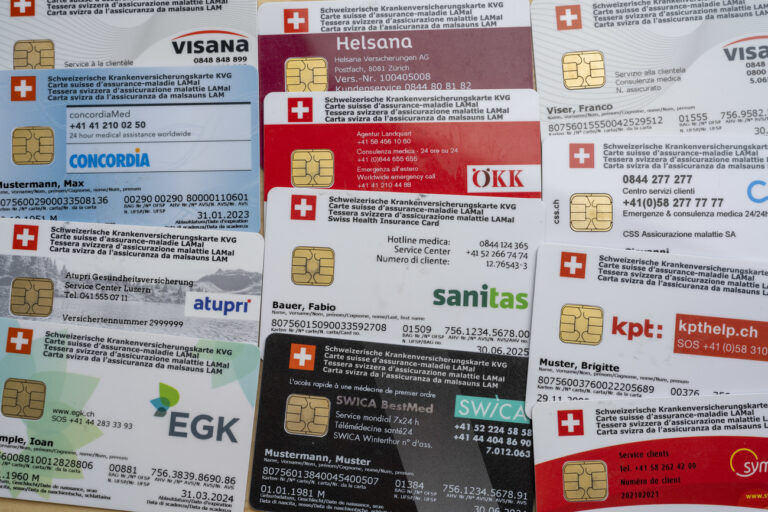 [Symbolbild] Verschiedene Schweizer Krankenversicherungskarten, fotografiert am Dienstag, 25. April 2023 in Bern. (KEYSTONE/Christian Beutler)