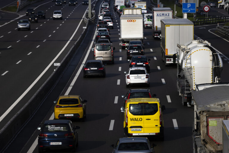 Lastwagen und Personenwagen stehen im Stau auf der Autobahn A1 vor der Gubristtunnel, aufgenommen am Donnerstag, 27. April 2023 in Zuerich-Seebach. (KEYSTONE/Michael Buholzer)