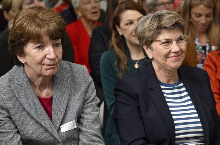 Brigitte Hauser-Suess, links, Bundesraetin Viola Amherd, Mitte, und Staenderatspraesidentin Brigitte Haeberli-Koller, rechts, an der Wahlveranstaltung Die Mitte Frauen Schweiz im Seemuseum in Kreuzlingen am Samstag, 29. April 2023. (KEYSTONE/Walter Bieri)