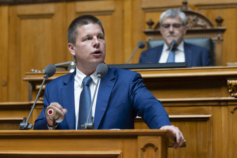 Erich Hess, SVP-BE, spricht waehrend der Sondersession der Eidgenoessischen Raete, am Dienstag, 2. Mai 2023, in Bern. (KEYSTONE/Peter Klaunzer)