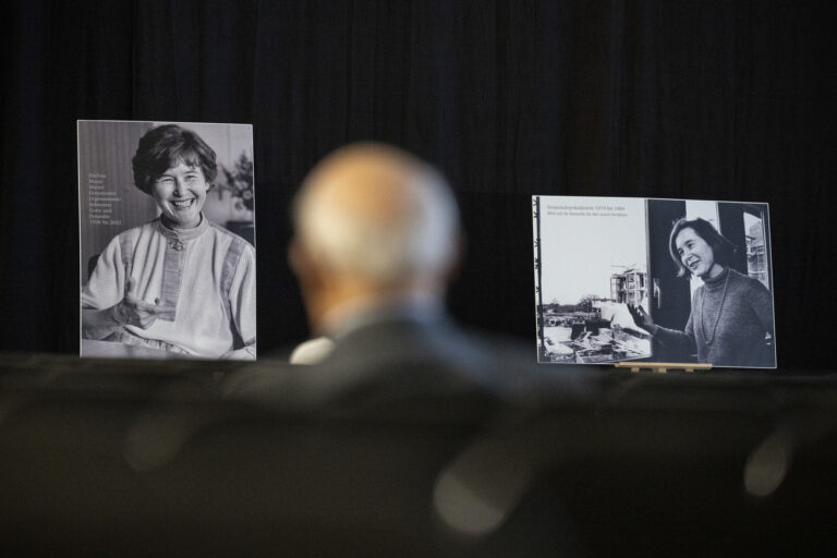 Eine Uebertragung in die Turnhalle der reformierten Kirche Zumikon anlaesslich dem Gedenkgottesdienst zum Hinschied von alt Bundesraetin Elisabeth Kopp, aufgenommen am Mittwoch, 3. Mai 2023 in Zumikon. (KEYSTONE/Ennio Leanza)