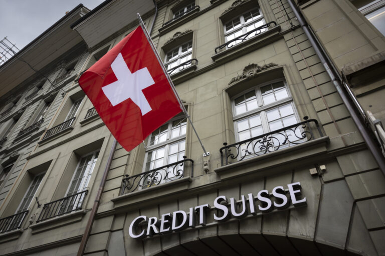 Eine Schweizer Fahne weht ueber dem Logo der Credit Suisse bei der Berner Credit Suisse Filiale, am Montag, 8. Mai 2023. (KEYSTONE/Peter Klaunzer)