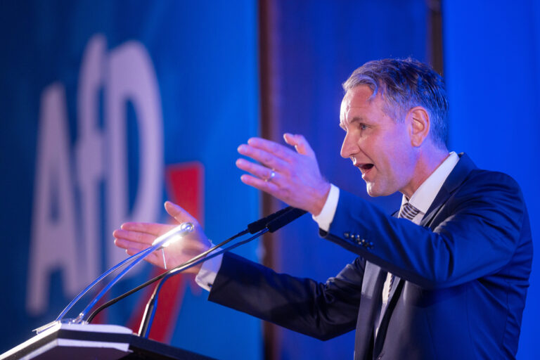 ARCHIV - 06.05.2023, Thüringen, Pfiffelbach: Björn Höcke, AfD-Landessprecher, hält beim Landesparteitag der AfD im «Hotel Pfiffelburg» eine Rede. Die AfD will laut Höcke bei der regulären Landtagswahl im kommenden Jahr stärkste Kraft in Thüringen werden. (zu dpa: «Höcke will AfD zumindest in indirekte Regierungsbeteiligung bringen») Foto: Michael Reichel/dpa +++ dpa-Bildfunk +++ (KEYSTONE/DPA/Michael Reichel)