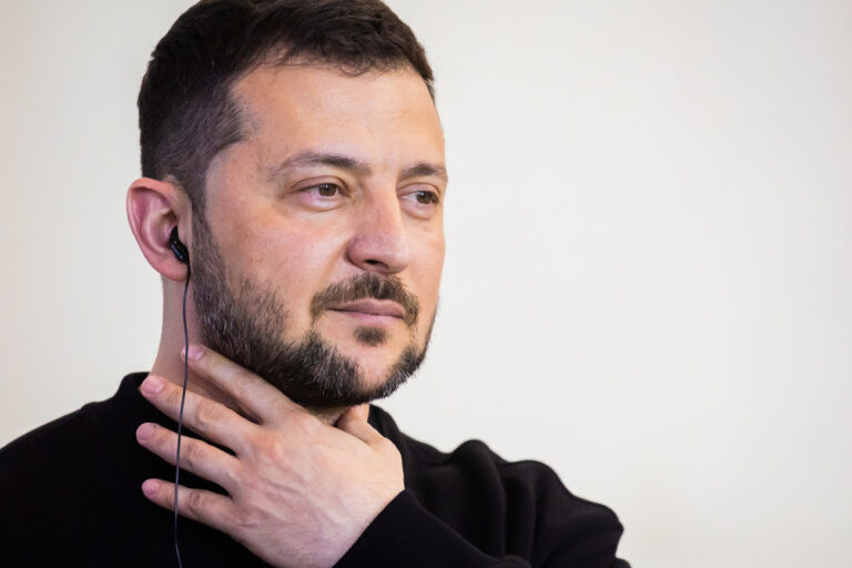 14.05.2023, Berlin: Wolodymyr Selenskyj, Präsident der Ukraine, nimmt an einer gemeinsamen Pressekonferenz mit Bundeskanzler Scholz nach ihrem Gespräch im Bundeskanzleramt teil. Der ukrainische Präsident Selenskyj ist erstmals seit dem russischen Angriff auf die Ukraine anlässlich der Verleihung des Karlspreises in Deutschland. Foto: Christoph Soeder/dpa +++ dpa-Bildfunk +++ (KEYSTONE/DPA/Christoph Soeder)