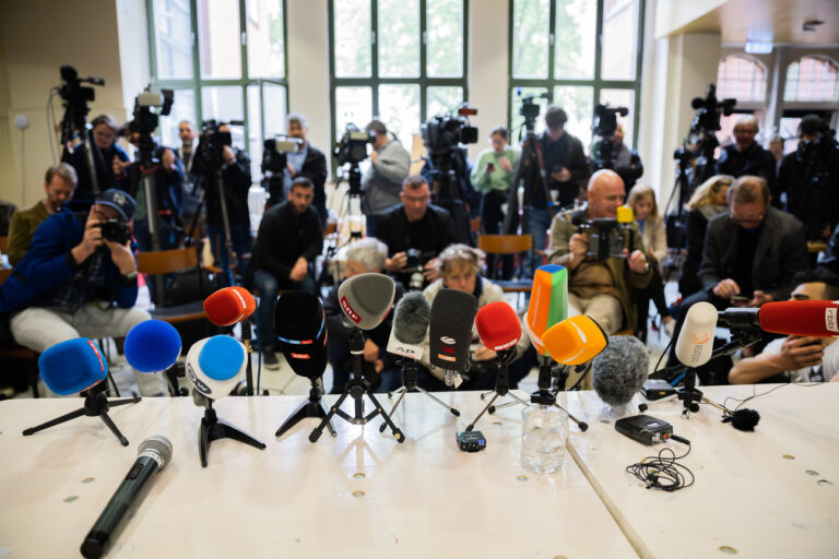 24.05.2023, Berlin: Zahlreiche Mikrofone stehen vor Beginn einer Pressekonferenz der Letzten Generation in der Reformationskirche in Berlin-Moabit auf einem Tisch. Foto: Christoph Soeder/dpa +++ dpa-Bildfunk +++ (KEYSTONE/DPA/Christoph Soeder)