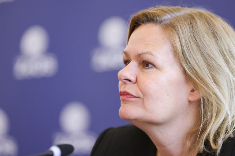 01.06.2023, Nordrhein-Westfalen, Düsseldorf: Bundesministerin des Inneren Nancy Faeser redet bei einer Pressekonferenz in Düsseldorf. Bundesinnenministerin Nancy Faeser möchte sich vor Ort über die Arbeitsweise und Ergebnisse der bei der Düsseldorfer Staatsanwaltschaft angesiedelten ZeOS informieren und über die Zusammenarbeit von Bund und Ländern austauschen. Foto: David Young/dpa +++ dpa-Bildfunk +++ (KEYSTONE/DPA/David Young)