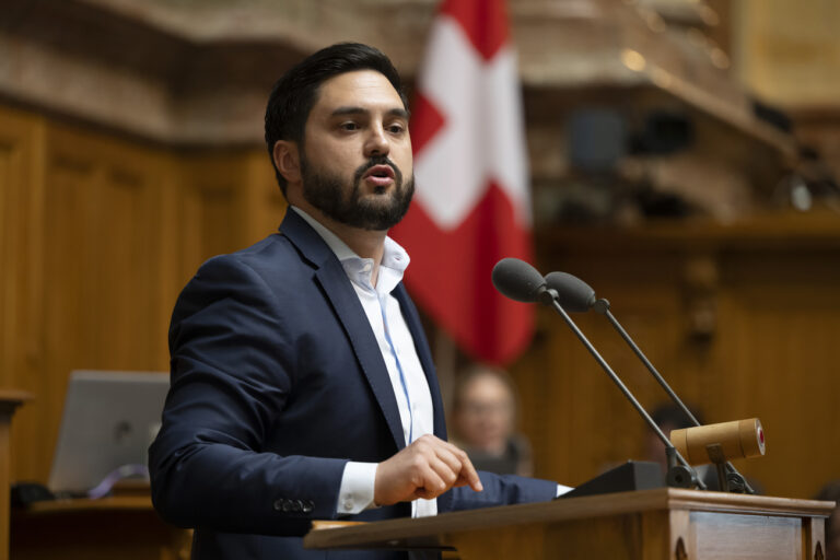 Cedric Wermuth, SP-AG, spricht zum Ordnungsantrag der SVP-Fraktion (23.9004) zur Videoansprache von Praesident Wolodymyr Selenski in Schweizer Parlament naechste 15 Juni, waehrend der Sommersession der Eidgenoessischen Raete, am Dienstag, 6. Juni 2023 im Nationalrat in Bern. (KEYSTONE/Anthony Anex)