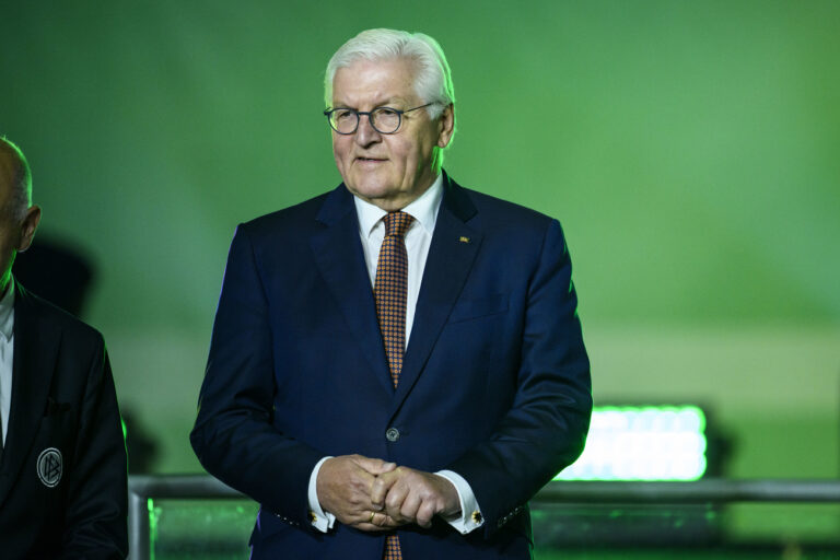 ARCHIV - 03.06.2023, Berlin: Fußball: DFB-Pokal, RB Leipzig - Eintracht Frankfurt, Finale, Olympiastadion. Bundespräsident Frank-Walter Steinmeier steht nach dem Spiel bei der Siegerehrung. (zu dpa: «Steinmeier vor 1000. Länderspiel: «Unvergessliche Stunden»») Foto: Tom Weller/dpa - WICHTIGER HINWEIS: Gemäß den Vorgaben der DFL Deutsche Fußball Liga bzw. des DFB Deutscher Fußball-Bund ist es untersagt, in dem Stadion und/oder vom Spiel angefertigte Fotoaufnahmen in Form von Sequenzbildern und/oder videoähnlichen Fotostrecken zu verwerten bzw. verwerten zu lassen. +++ dpa-Bildfunk +++ (KEYSTONE/DPA/Tom Weller)