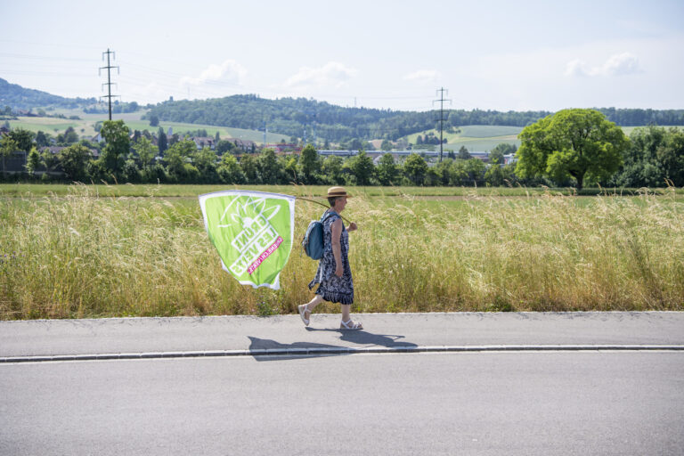 Die Parlamentarier der Gruenen Partei mit der Fahnentraegerin Gertrud Haeseli-Stalder auf dem Spaziergang zum FiBL Forschungsinstitut fuer biologischen Landbau in Frick, anlaesslich des Ausflug der Fraktion der Gruenen Partei Schweiz in der Umgebung von Frick in Kanton Aargau am Mittwoch, 7. Juni 2023. (KEYSTONE/Urs Flueeler).