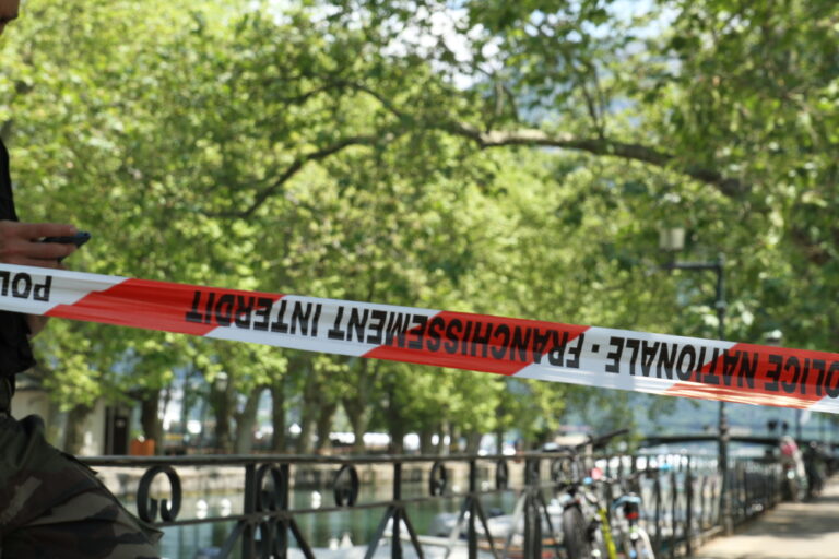 epa10679401 A cordoned-off area following a knife attack in Annecy, France, 08 June 2023. The Prefecture of Haute-Savoie confirmed on 08 June that a man had carried out an attack in the Paquier d'Annecy park area, injuring at least six people who were taken to hospital, including four children. EPA/GREGORY ROS