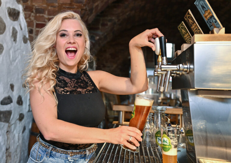 PRODUKTION - 30.05.2023, Brandenburg, Fürstenwalde: Steffi Landerer, Sängerin und zukünftige Bierbotschafterin, zapft ein Bier in der Rathausbrauerei GmbH im Keller des alten Rathauses von Fürstenwalde. Ein prominenter Bierbotschafter wirbt seit 2017 für die regionalen Brandenburger Klein- und Gasthausbrauereien. Bisher übernahmen Männer das zweijährige Amt. Mit Sängerin Steffi Landerer aus Fürstenwalde soll es nun erstmals eine Bierbotschafterin geben. Am 17. Juni wird sie gekürt. (zu dpa: Von der singenden «Bierathletin» zur repräsentativen Bierbotschafterin) Foto: Patrick Pleul/dpa +++ dpa-Bildfunk +++ (KEYSTONE/DPA/Patrick Pleul)