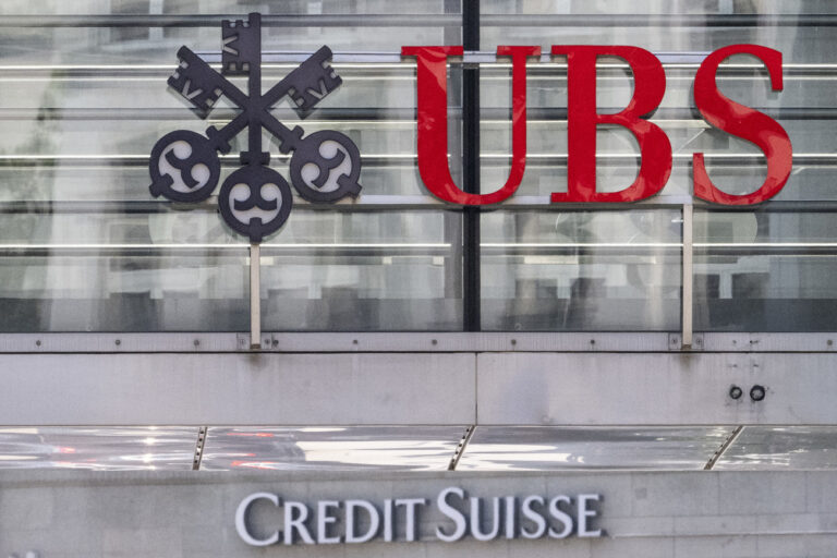 Die beiden Logos der Banken UBS und Credit Suisse, aufgenommen am Montag, 12. Juni 2023 in Zuerich. Heute verkuendete die nunmehr einzige Schweizer Grossbank in einem offenen Brief: Die Uebernahme der Credit Suisse durch die UBS ist vollzogen. (KEYSTONE/Ennio Leanza)