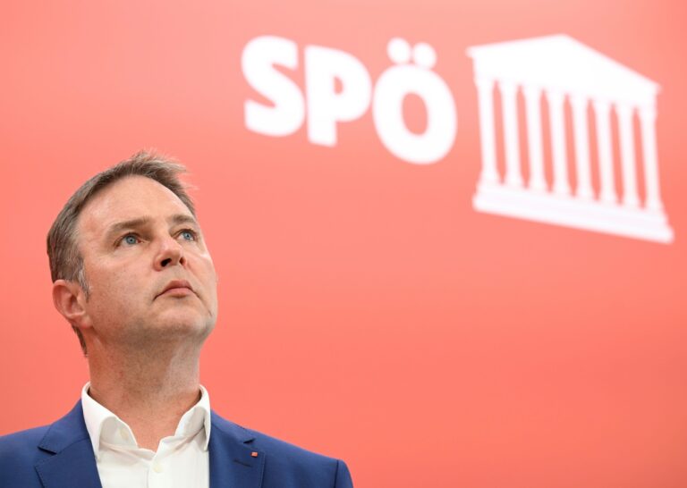 ABD0135_20230613 - WIEN - ÖSTERREICH: SPÖ-Vorsitzender Andreas Babler am Dienstag, 13. Juni 2023, während einer PK anl. der SPÖ-Gremiensitzungen im Parlament in Wien. - FOTO: APA/HELMUT FOHRINGER