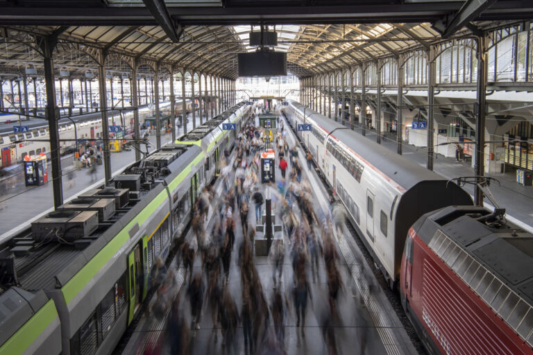 Eine Uebersicht auf ein Perron mit angekommenen Zugsreisenden am Bahnhof Luzern am Donnerstag, 15. Juni 2023 in Luzern. (KEYSTONE/Urs Flueeler).