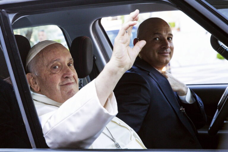 epa10694261 Pope Francis (L) waves to supporters as he leaves the Gemelli Polyclinic Hospital in Rome, Italy, 16 June 2023. The pontiff was discharged from Rome's Gemelli Hospital on 16 June morning, following his recent abdominal surgery to repair a hernia and remove internal scar tissues. (KEYSTONE/EPA/ANGELO CARCONI)