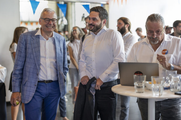 Staenderat Ruedi Noser, FDP-ZH, links, freut sich mit den Nationalraeten SP Co-Praesident Cedric Wermuth, SP-AG, Mitte, und Beat Flach, GLP-AG, und Befuerworterinnen der Vorlage zum Klimaschutz-Gesetz, welche an diesem Sonntag zur Eidgenoessischen Abstimmung kam, am Sonntag, 18. Juni 2023 in Bern. (KEYSTONE/Alessandro della Valle)