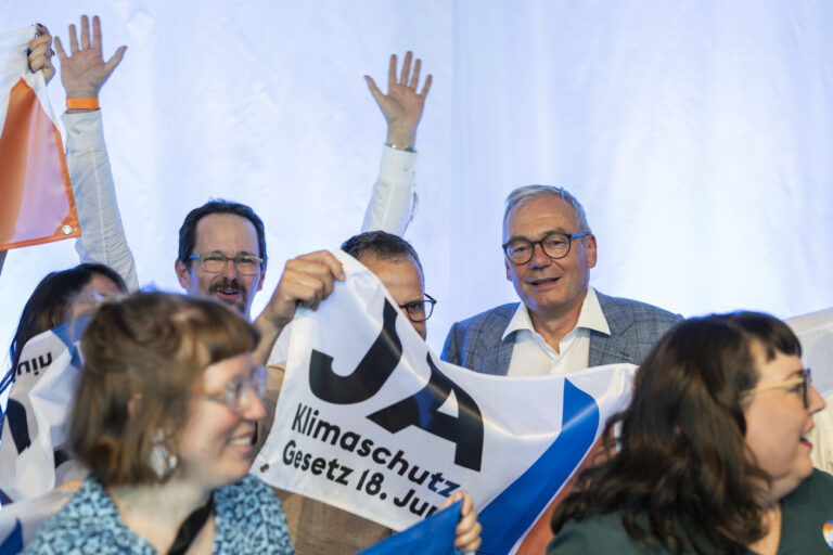 Staenderat Ruedi Noser, FDP-ZH, Marcel Haenggi Journalist und Klimaaktivist, und Nationalrat Balthasar Glaettli, GP-ZH, Praesident der Gruenen, von rechts, freuen sich nach Bekanntgabe der Resultate zum Klimaschutz-Gesetz, welches an diesem Sonntag zur Eidgenoessischen Abstimmung kam, am Sonntag, 18. Juni 2023 in Bern. (KEYSTONE/Alessandro della Valle)