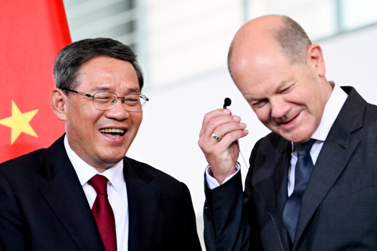 epa10701486 German Chancellor Olaf Scholz (R) and Chinese Premier Li Qiang laughing after a press conference during the 7th German-Chinese Governments Consultations at the Chancellery in Berlin, Germany, 20 June 2023. EPA/Filip Singer