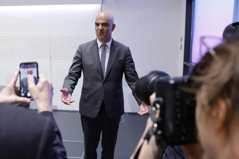 Bundespraesident Alain Berset am Ende einer Medienkonferenz bei der er seinen Ruecktritt aus dem Bundesrat auf Ende Jahr erklaert hat, am Mittwoch, 21. Juni 2023 in Bern. (KEYSTONE/Peter Klaunzer)