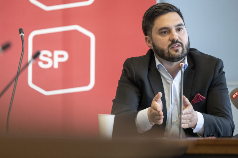 Cedric Wermuth, Co-Praesident der SP Schweiz und Nationalrat/AG, anlaesslich eines Point de Presse, zur Ankuendigung und Ruecktritt von Bundespraesident Alain Berset, am Mittwoch 21. Juni 2023, in Bern. (KEYSTONE /Marcel Bieri)