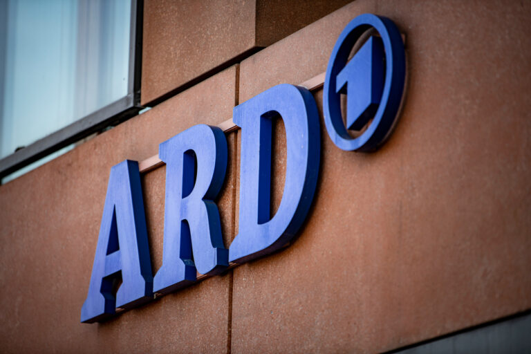 ARCHIV - 19.01.2022, Berlin: Das ARD-Logo hängt an der Fassade des ARD-Hauptstadtstudios im Regierungsviertel. (zu dpa «ARD bündelt Berichterstattung zu Klima, Verbraucher und Gesundheit») Foto: Fabian Sommer/dpa +++ dpa-Bildfunk +++ (KEYSTONE/DPA/Fabian Sommer)