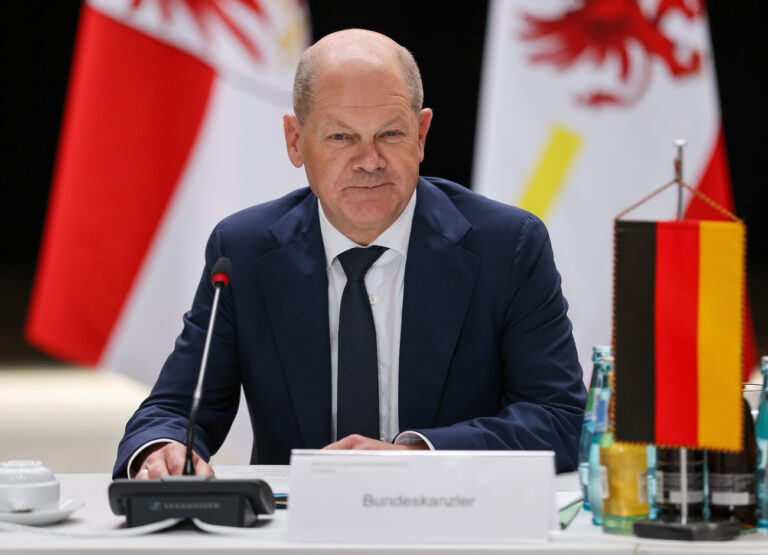 22.06.2023, Sachsen, Chemnitz: Bundeskanzler Olaf Scholz (SPD) spricht bei der Tagung der Ost-Ministerpräsidenten. Die Regierungschefs der ostdeutschen Länder beraten am gleichen Tag mit Bundeskanzler Scholz über die Energiekrise, die Förderung von Unternehmen und die Sicherung von Fachkräften. Sachsens Ministerpräsident ist Gastgeber des Treffens und lädt dazu nach Chemnitz als Kulturhauptstadt Europas 2025 ein. Foto: Jan Woitas/dpa +++ dpa-Bildfunk +++ (KEYSTONE/DPA/Jan Woitas)