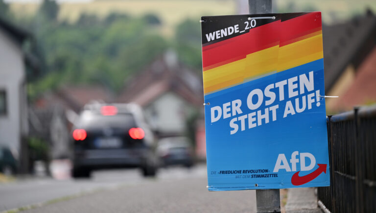 PRODUKTION - 22.06.2023, Thüringen, Sonneberg: Ein Wahlplakat der AfD hängt an der Bundesstraße 89 im Landkreis Sonneberg. Am 25. Juni findet die Stichwahl für das Amt des Landrats im Landkreis Sonneberg statt. Der amtierende Landrat Köpper (CDU) geht in die Stichwahl gegen den AfD-Kandidaten Sesselmann. Foto: Martin Schutt/dpa - ACHTUNG: Nur zur redaktionellen Verwendung im Zusammenhang mit der aktuellen Berichterstattung +++ dpa-Bildfunk +++ (KEYSTONE/DPA/Martin Schutt)