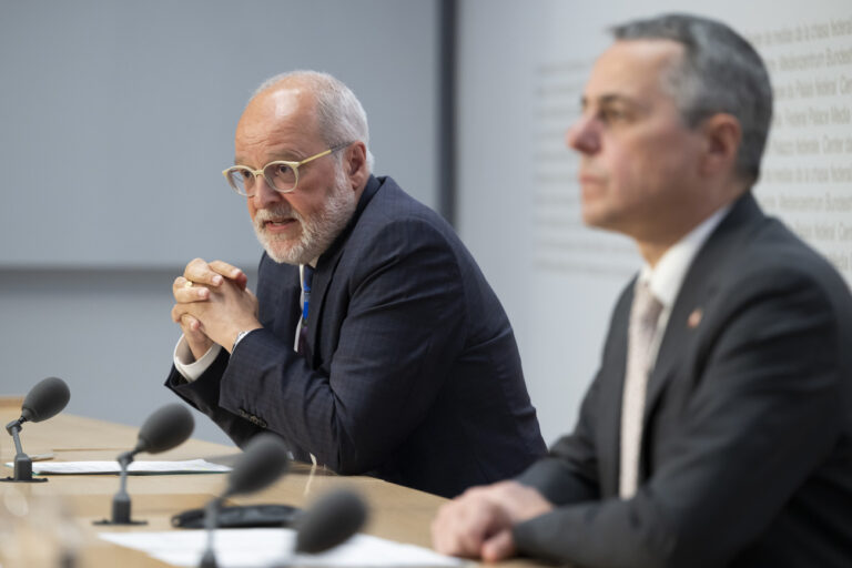 Alexandre Fasel wird neuer Staatssekretaer, links, spricht neben Bundesrat Ignazio Cassis, rechts, waehrend einer Medienkonferenz des Bundesrates, ueber die Ernennung von Alexandre Fasel zur neuen Staatssekretaer, am Mittwoch, 28. Juni 2023, im Medienzentrum Bundeshaus in Bern. (KEYSTONE/Anthony Anex)