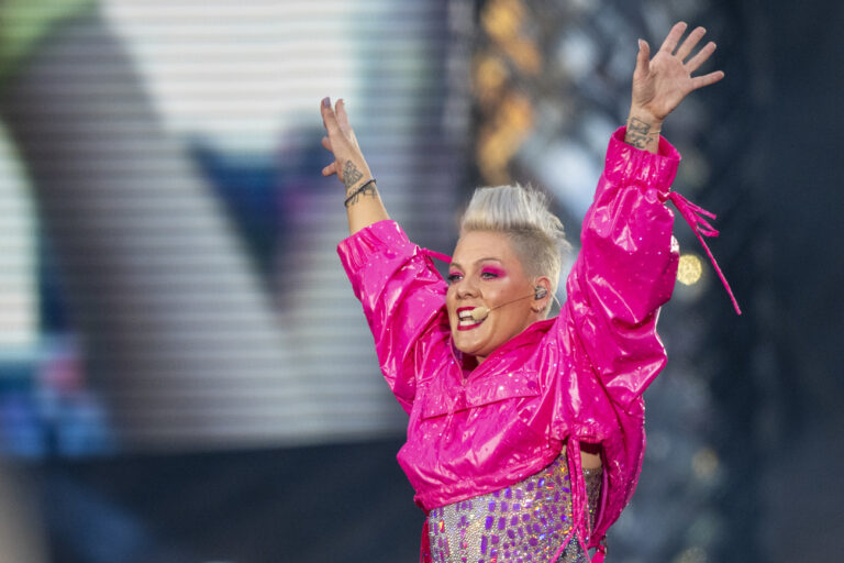 28.06.2023, Berlin: Pink tritt bei einem Konzert ihrer 